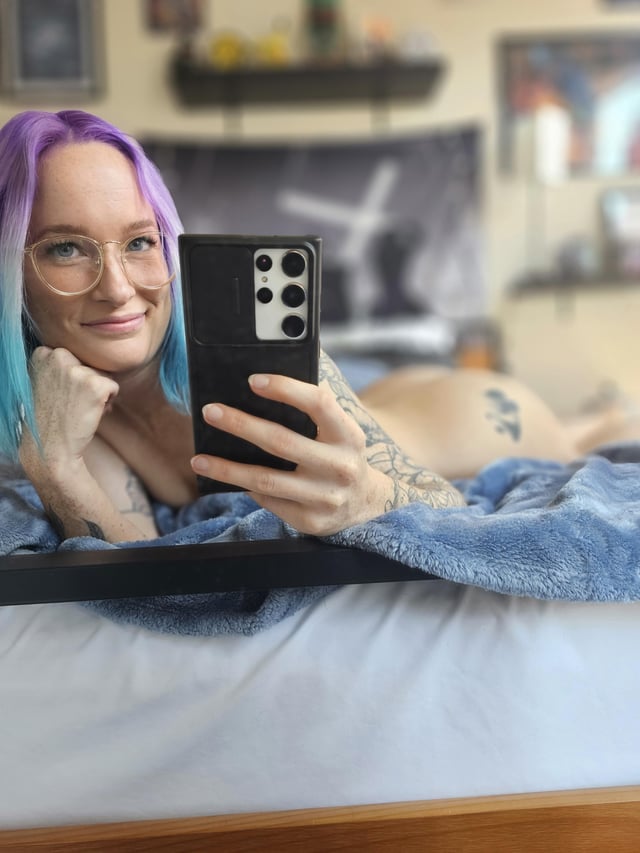 Purple haired nerd with small tits 🤓